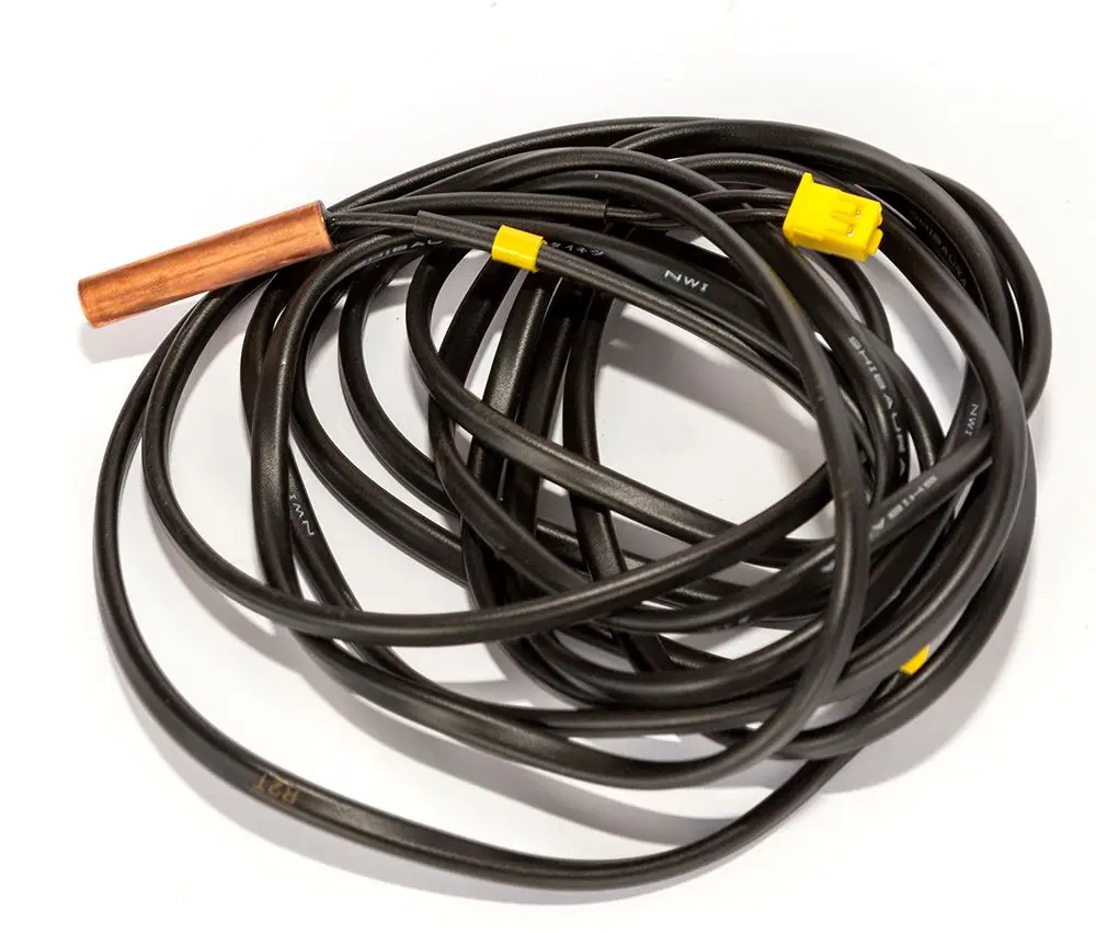 Schwarzes Kabel mit einem Kupferende und einem gelben Stecker, das für Daikin-Systeme verwendet wird. Mehrere Windungen des Kabels sind zu sehen.